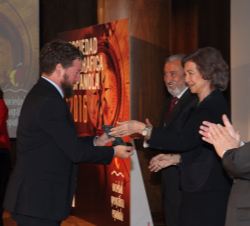 Su Majestad la Reina Doña Sofía hace entrega del Premio Viajero del  Año SGE 2016 a Sergio García-Dils
