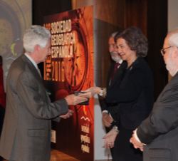 Su Majestad la Reina Doña Sofía hace entrega del Premio Nacional SGE 2016 a Horacio Capel