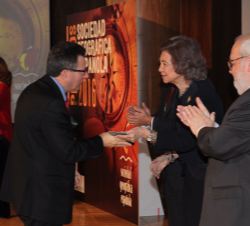 Su Majestad la Reina Doña Sofía finaliza el acto de entrega de galardones con la entrega del Premio Internacional SGE 2016