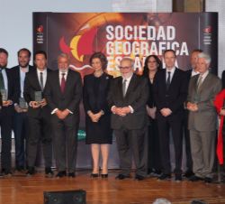 Su Majestad la Reina junto a los galardonados con los Premios Anuales de la Sociedad Geográfica Española