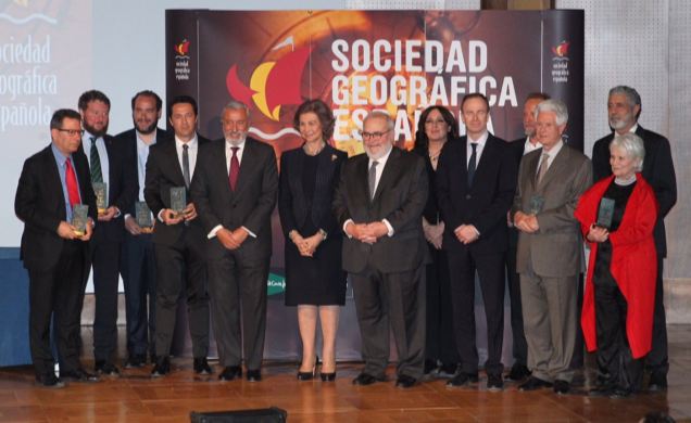 Su Majestad la Reina junto a los galardonados con los Premios Anuales de la Sociedad Geográfica Española