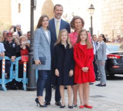 Sus Majestades los Reyes, acompañados de sus hijas, Su Alteza Real la Princesa de Asturias y Su Alteza Real la Infanta Doña Sofía, así como por Su Maj