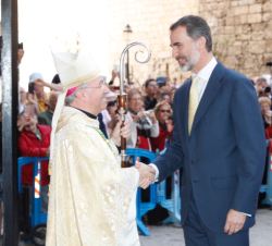 Don Felipe recibe el saludo del obispo auxiliar de Barcelona y administrador apostólico de Mallorca, Sebastià Taltavull Anglada