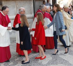 Su Majestad la Reina, junto con sus hijas y Doña Sofía, reciben el saludo de los miembros del cabildo catedralicio y acólitos, antes de acceder a la C