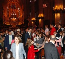 Los Reyes, sus hijas y la Reina Doña Sofía saludan al público asistente a la Misa del Domingo de Resurrección, en la Catedral de Mallorca, en Palma