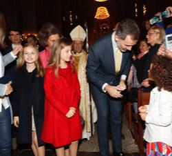 Don Felipe conversa, en presencia de sus hijas, la Princesa Leonor y la Infanta Sofía, con una niña presente en la Catedral de Mallorca, en Palma, al 