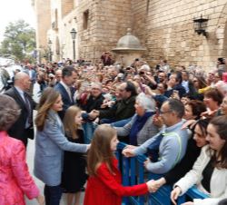 Los Reyes, sus hijas y la Reina Doña Sofía saludan al público congregado en el exterior de la Catedral de Mallorca, en Palma, al finalizar la Misa