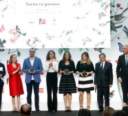Fotografía de grupo de Su Majestad la Reina con las autoridades y los galardonados con los Premios SM de Literatura Infantil y Juvenil "El Barco 