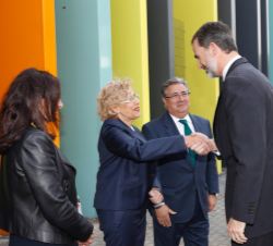 Su Majestad el Rey recibe el saludo de la alcaldesa de Madrid, Manuela Carmena