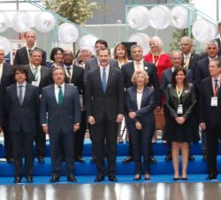 Don Felipe, con los alcaldes asistentes al Foro Mundial sobre Violencias Urbanas y Educación para la Convivencia y la Paz