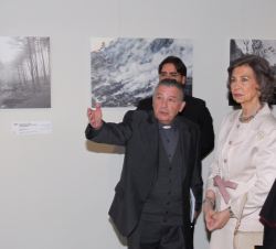 Doña Sofía atiende a las explicaciones del comisario de la exposición durante su recorrido por la muestra