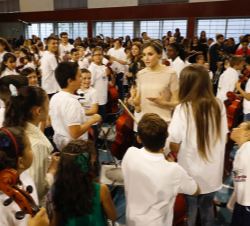 Su Majestad la Reina charla con algunos de los niños durante su recorrido por el Polideportivo El Batán
