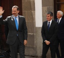 Su Majestad el Rey a su llegada a Casa de Colón saluda al público en presencia del presidente del Gobierno de Canarias, Fernando Clavijo