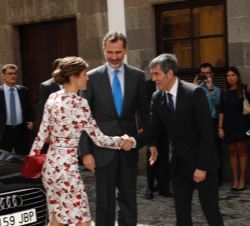 Doña Letizia recibe el saludo del Presidente del Gobierno de Canarias, Fernando Clavijo