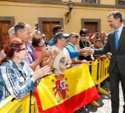 Don Felipe recibe el saludo de los vecinos de Las Palmas de Gran Canaria a su llegada a Casa de Colón