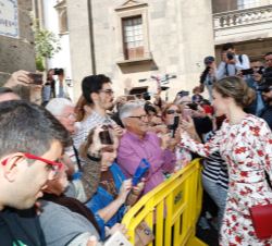 Doña Letizia recibe el cariño de los vecinos de Las Palmas de Gran Canaria a su llegada a Casa de Colón