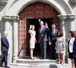 Sus Majestades los Reyes saludan desde la entrada de la Casa de Colón