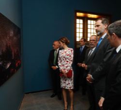 Don Felipe y Doña Letizia durante su recorrido por la exposición de fotografías de gran tamaño y de elementos destacados sobre la candidatura