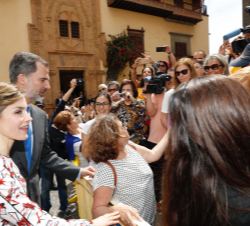 Don Felipe y Doña Letizia se despiden de los vecinos de Las Palmas de Gran Canaria que estaban congregados a la salida de Casa de Colón