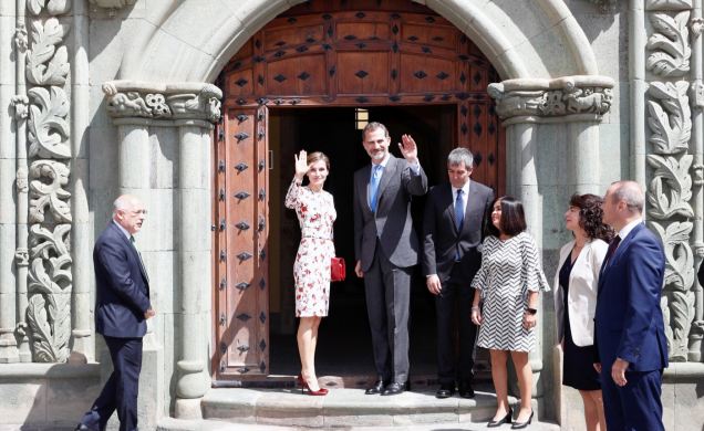 Sus Majestades los Reyes saludan desde la entrada de la Casa de Colón