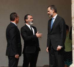 Su Majestad el Rey conversa con Antonio Banderas, instantes previos al comienzo del acto