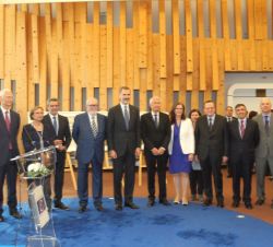 Fotografía de grupo de Su Majestad el Rey con las autoridades españolas y del Consejo de Europa