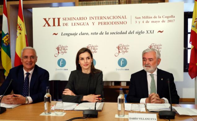 Su Majestad la Reina, junto al presidente de La Rioja y de la Fundación San Millán de la Cogolla, José Ignacio Ceniceros, y el director de la RAE y pr