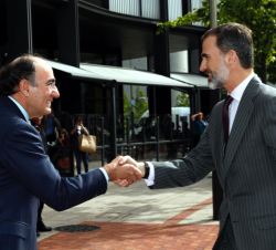 A su llegada a la Torre Iberdrola en Bilbao, Su Majestad el Rey, recibe el saludo del presidente de Iberdrola, Ignacio S. Galán