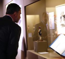 Su Maestad el Rey observa una de las piezas expuestas en la exposición