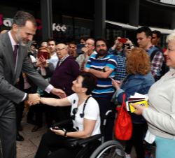 Don Felipe recibe el saludo de las personas que le esperaban a la salida del la Torre Iberdrola