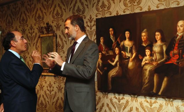 Don Felipe conversa con el presidente de Iberdrola, Ignacio S. Galán durante la visita