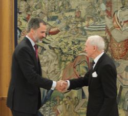 Don Felipe recibe el saludo del Sr. William Lacy Swing, director general de la Organización Internacional para las Migraciones 