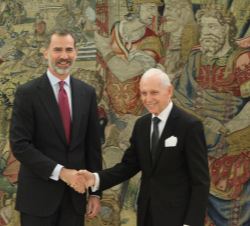 Su Majestad el Rey con el director general de la Organización Internacional para las Migraciones, el diplomático norteamericano William Lacy Swing