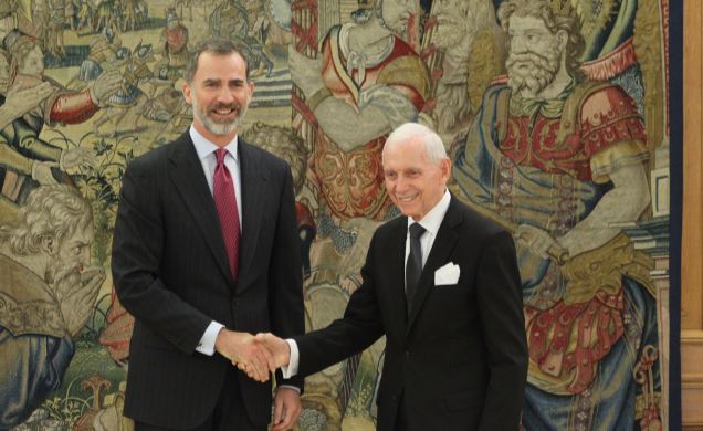 Su Majestad el Rey con el director general de la Organización Internacional para las Migraciones, el diplomático norteamericano William Lacy Swing