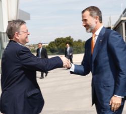 Su Majestad el Rey recibe el saludo del presidente de la Generalitat Valenciana, Ximo Puig, a su llegada a la Feria de Valencia