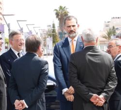 El Rey a su llegada, conversa con el ministro de Energía, Turismo y Agenda Digital, el presidente de la Generalitat Valenciana, el pte. de las Cortes 