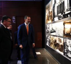 El Rey recorre una exposición de fotografías de ediciones anteriores de la Feria de Valencia