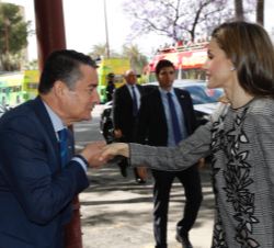 Su Majestad la Reina recibe el saludo del delegado del Gobierno en Andalucía, Antonio Sanz