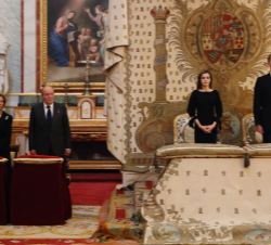Sus Majestades los Reyes y Sus Majestades los Reyes Don Juan Carlos y Doña Sofía, durante el funeral