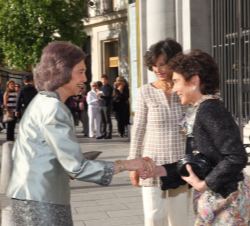 Doña Sofía recibe el saludo de la presidenta de la Fundación Albéniz, Paloma O'Shea