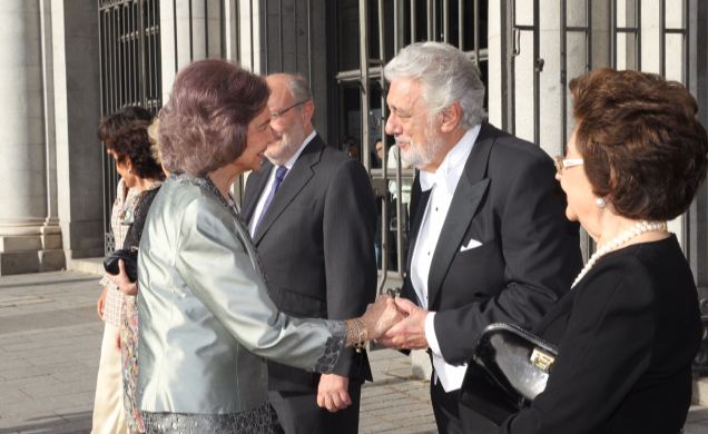 Su Majestad la Reina Doña Sofía recibe el saludo del tenor y director de orquesta, Plácido Domingo