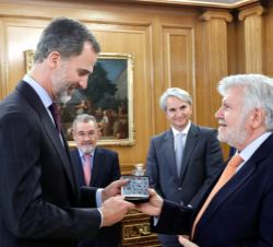 El presidente del Patronato de la Fundación Profesor Manuel Broseta, Rafael Ferrando Giner, hace entrega a Don Felipe de la Medalla de Oro de la Funda