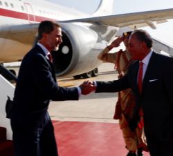 Don Felipe es recibido por el ministro de Industria, Comercio y Abastecimiento de Jordania, Yaroub Al-Qudah, a su llegada al Aeropuerto Internacional 