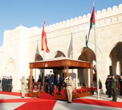 Su Majestad el Rey, acompañado de Su Majestad el Rey Abdalá II de Jordania, durante la interpretación de los himnos nacionales de España y Jordania