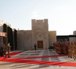 Su Majestad el Rey, acompañado de Su Majestad el Rey Abdalá II de Jordania, durante el desfile de la Guardia Real jordana, que rindió honores