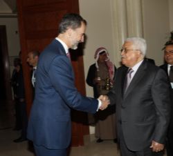 Su Majestad el Rey recibe el saludo del Presidente de la Autoridad Nacional Palestina, Mahmoud Abbas
