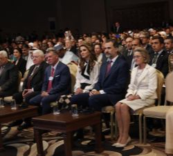 Su Majestad el Rey junto a Su Majestad el Rey Abdalá II de Jordania y Su Majestad la Reina Rania, en los instantes previos al comienzo de la sesión in
