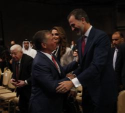 Su Majestad el Rey saluda a Su Majestad el Rey Abdalá II de Jordania al término de la sesión inaugural