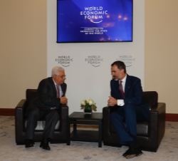 Su Majestad el Rey durante el encuentro que mantuvo con el Presidente de la Autoridad Nacional Palestina, Mahmoud Abbas