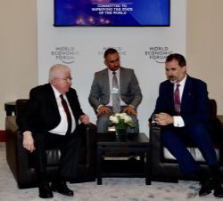 Su Majestad el Rey durante la reunión que mantuvo con el Presidente de la República de Iraq, Muhammad Fuad Masum